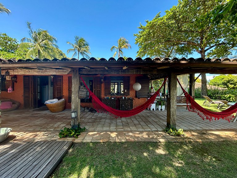 Casa em condomínio pé na areia, com área gourmet
