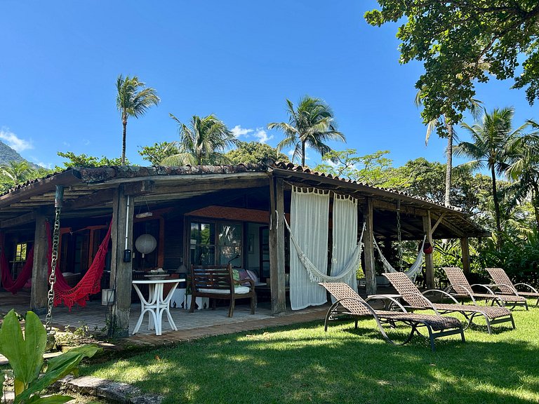Casa em condomínio pé na areia, com área gourmet