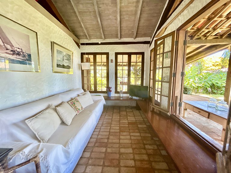 Casa em condomínio pé na areia, com área gourmet