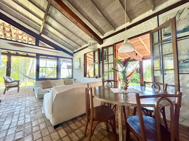 Casa em condomínio pé na areia, com área gourmet