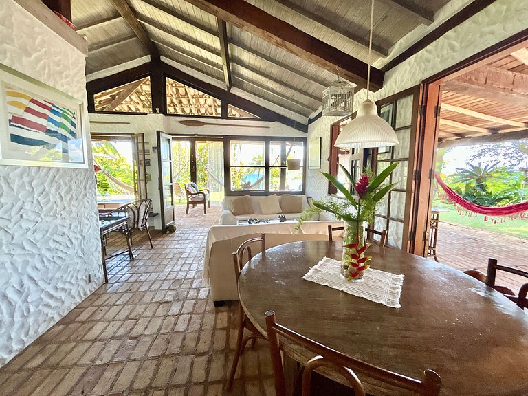 Casa em condomínio pé na areia, com área gourmet