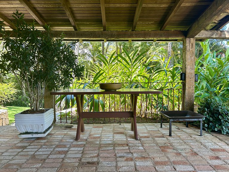 Casa em condomínio pé na areia, com área gourmet