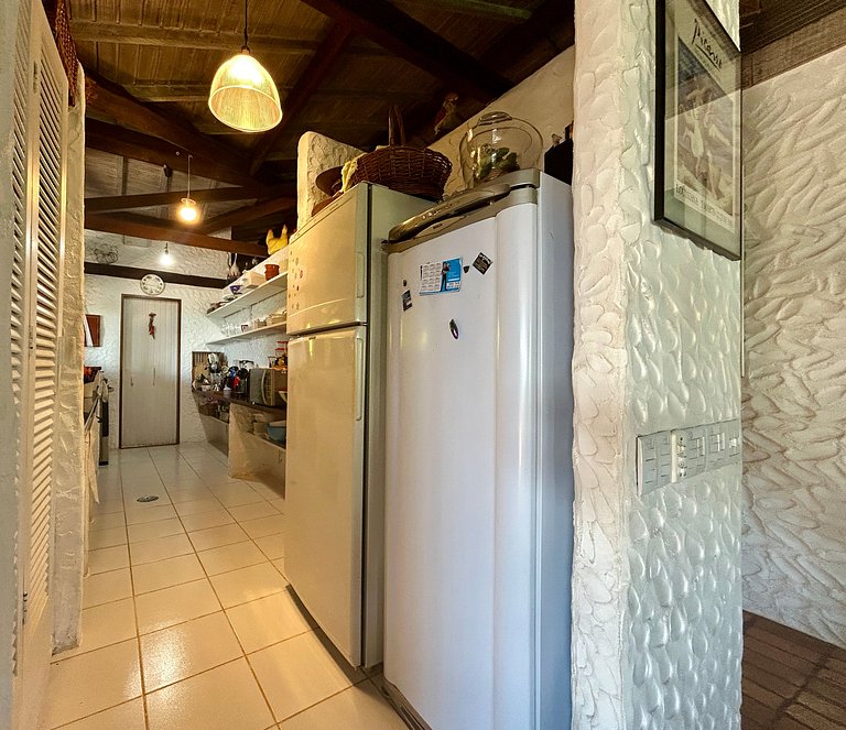 Casa em condomínio pé na areia, com área gourmet
