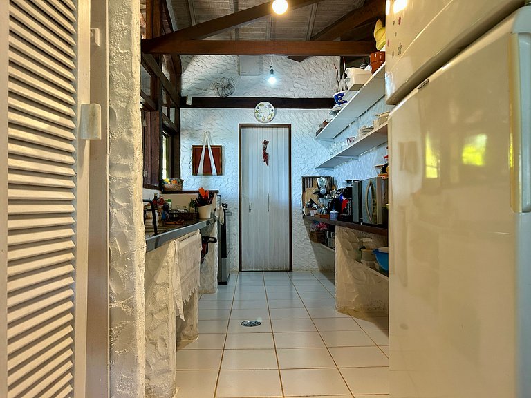 Casa em condomínio pé na areia, com área gourmet
