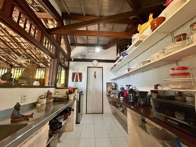 Casa em condomínio pé na areia, com área gourmet