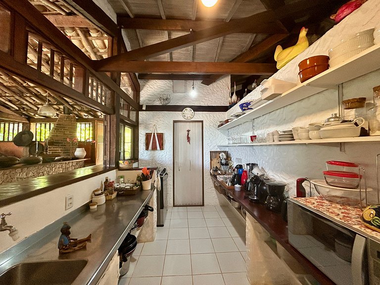 Casa em condomínio pé na areia, com área gourmet