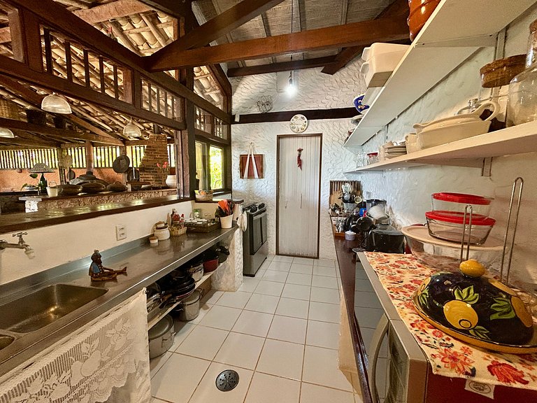 Casa em condomínio pé na areia, com área gourmet