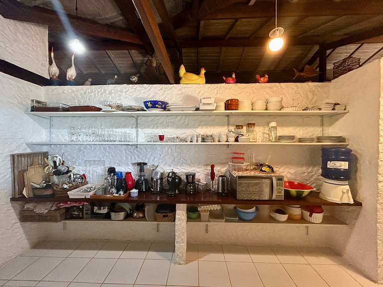 Casa em condomínio pé na areia, com área gourmet