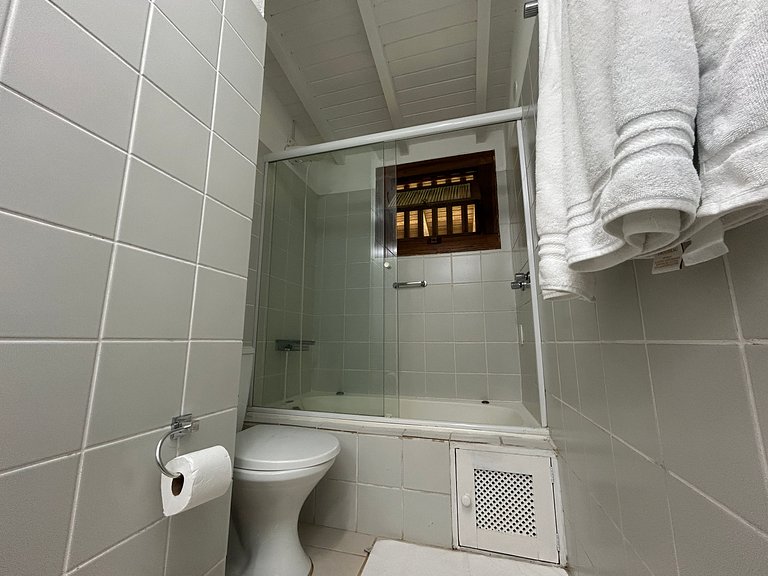 Casa em condomínio pé na areia, com área gourmet