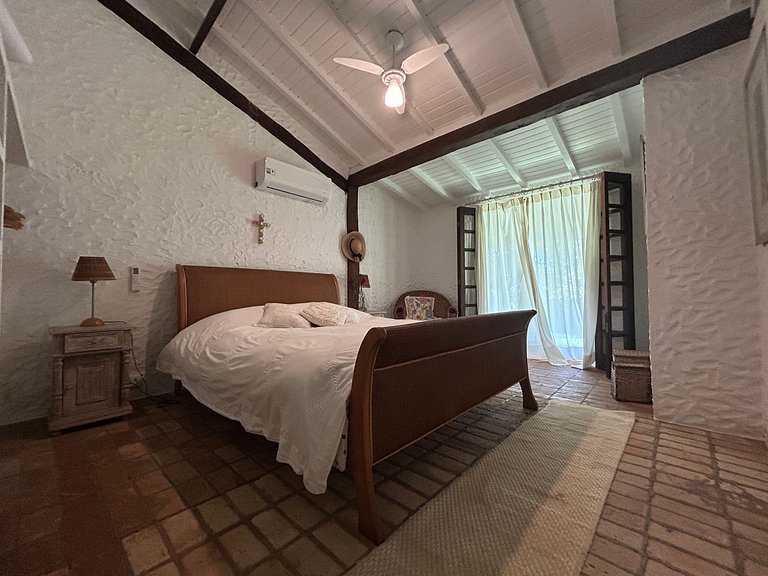 Casa em condomínio pé na areia, com área gourmet