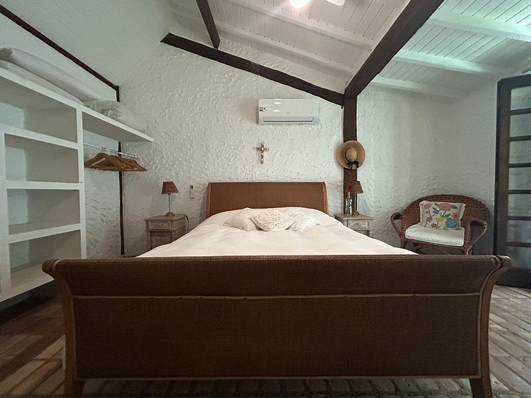 Casa em condomínio pé na areia, com área gourmet