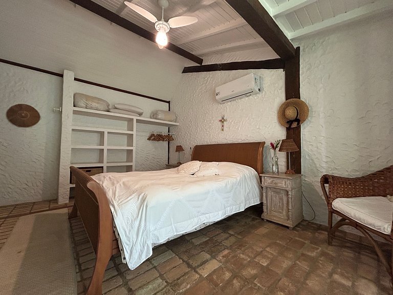 Casa em condomínio pé na areia, com área gourmet