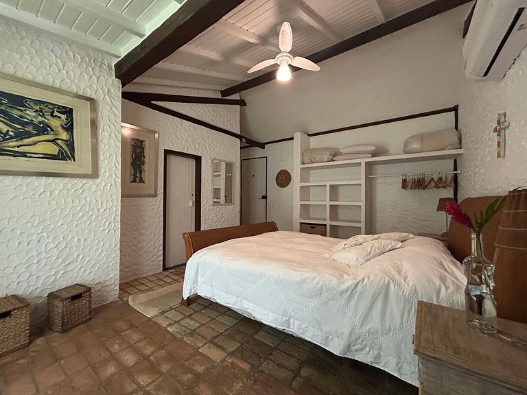 Casa em condomínio pé na areia, com área gourmet