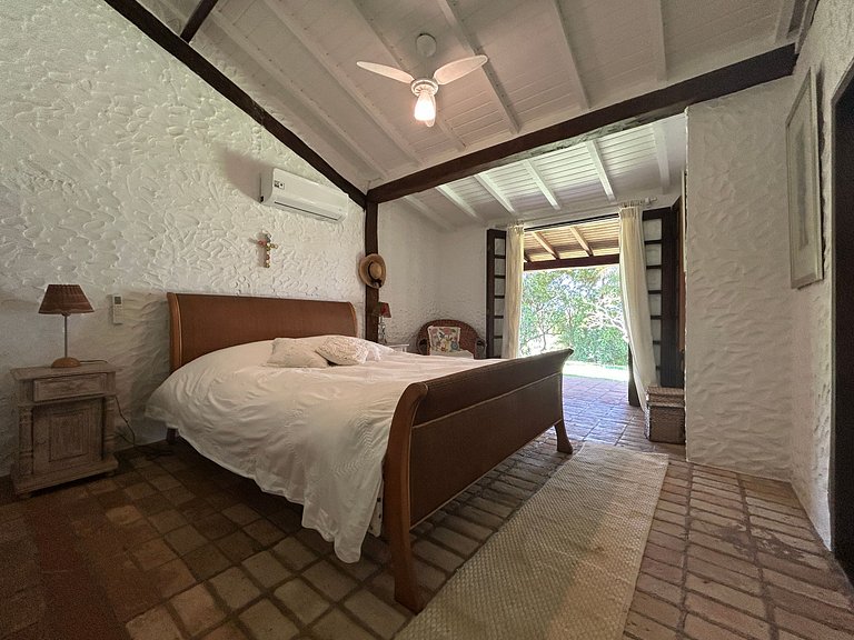 Casa em condomínio pé na areia, com área gourmet