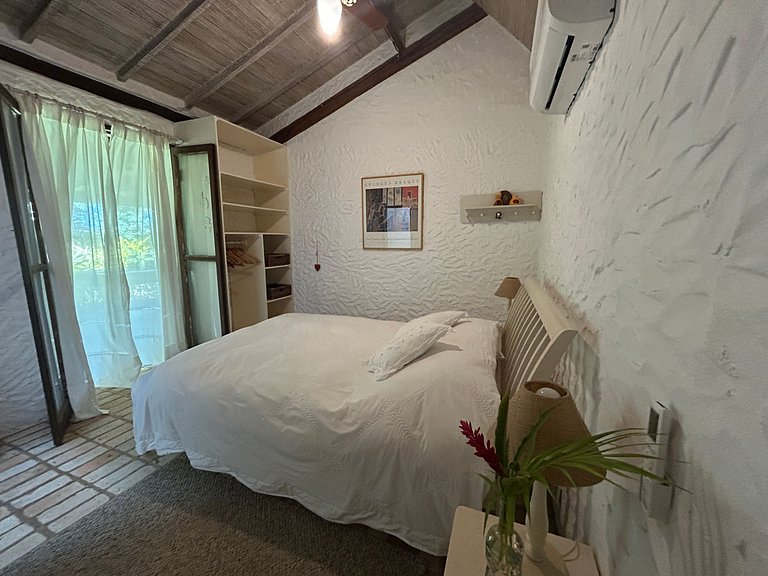 Casa em condomínio pé na areia, com área gourmet