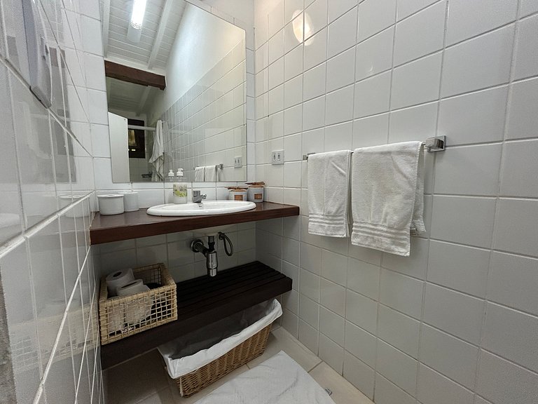 Casa em condomínio pé na areia, com área gourmet
