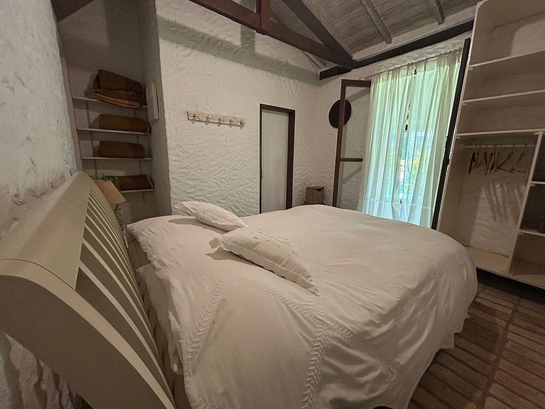 Casa em condomínio pé na areia, com área gourmet