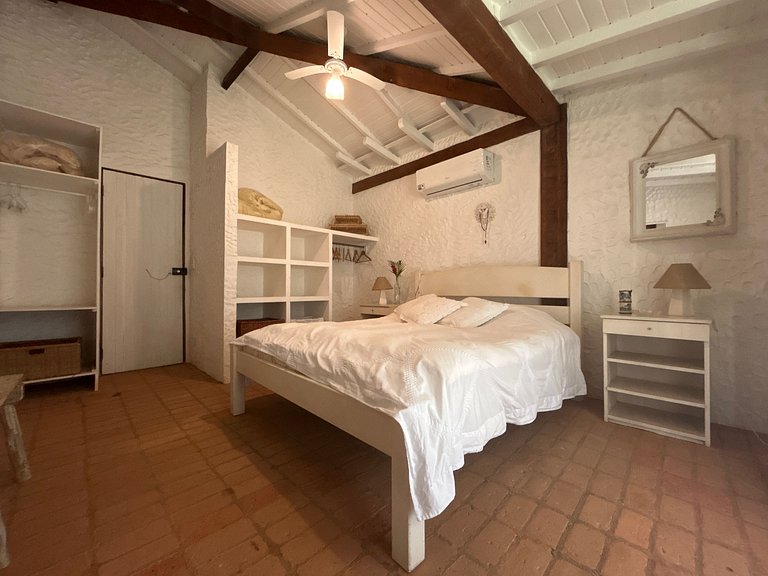 Casa em condomínio pé na areia, com área gourmet