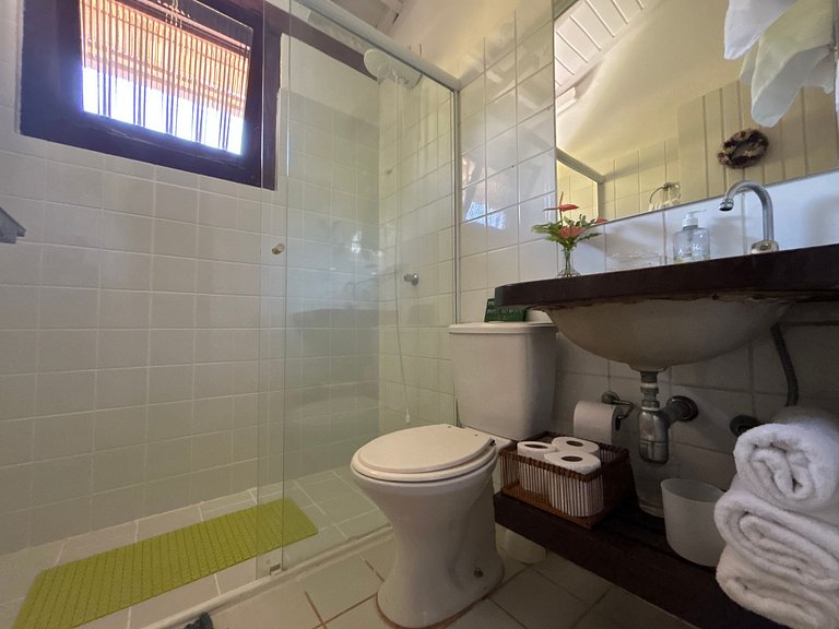 Casa em condomínio pé na areia, com área gourmet