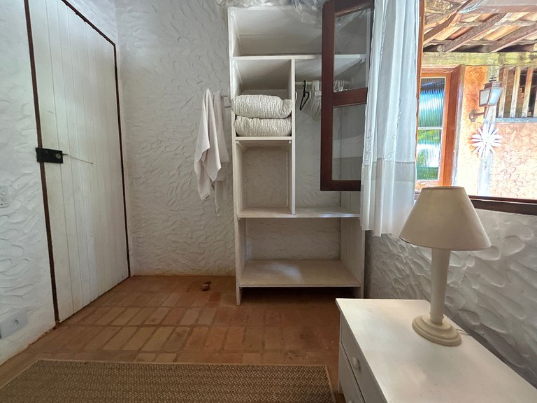 Casa em condomínio pé na areia, com área gourmet