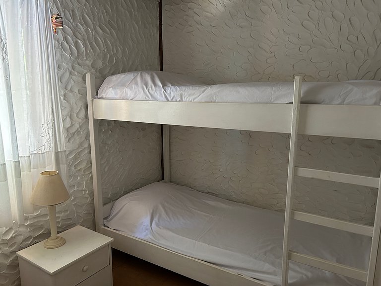Casa em condomínio pé na areia, com área gourmet