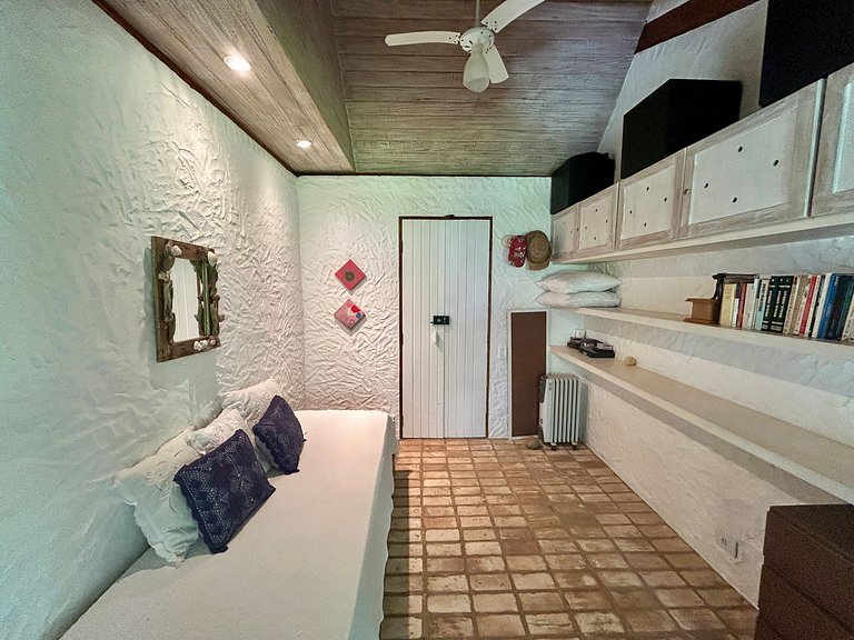 Casa em condomínio pé na areia, com área gourmet