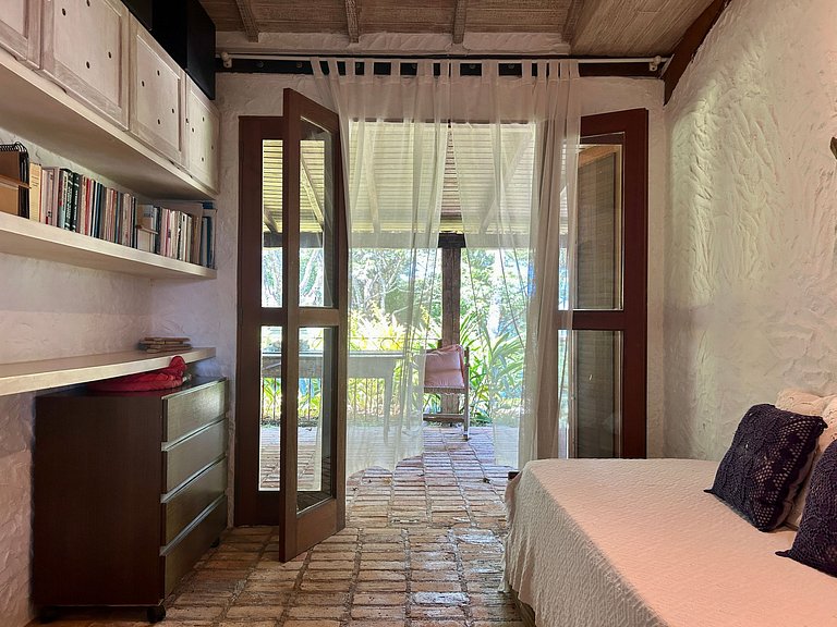 Casa em condomínio pé na areia, com área gourmet