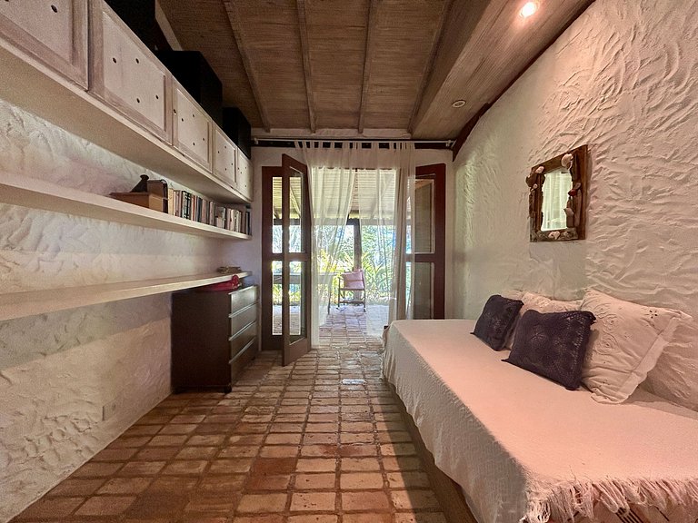 Casa em condomínio pé na areia, com área gourmet