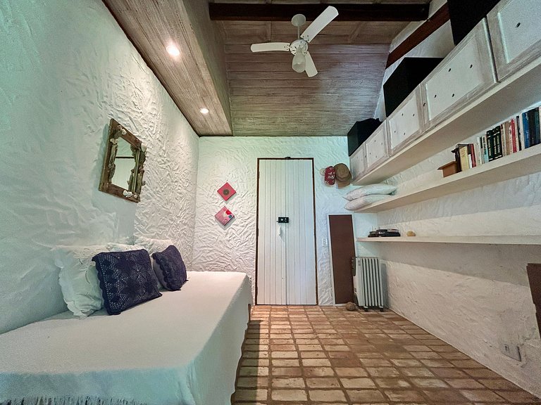 Casa em condomínio pé na areia, com área gourmet