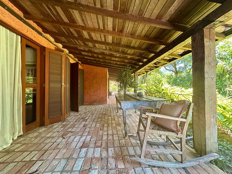 Casa em condomínio pé na areia, com área gourmet