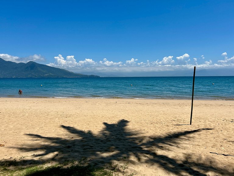 Casa em condomínio pé na areia, com área gourmet