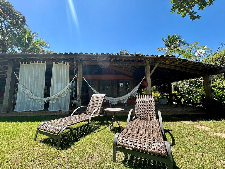 Casa em condomínio pé na areia, com área gourmet