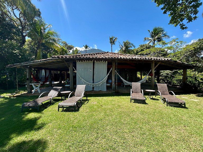 Casa em condomínio pé na areia, com área gourmet