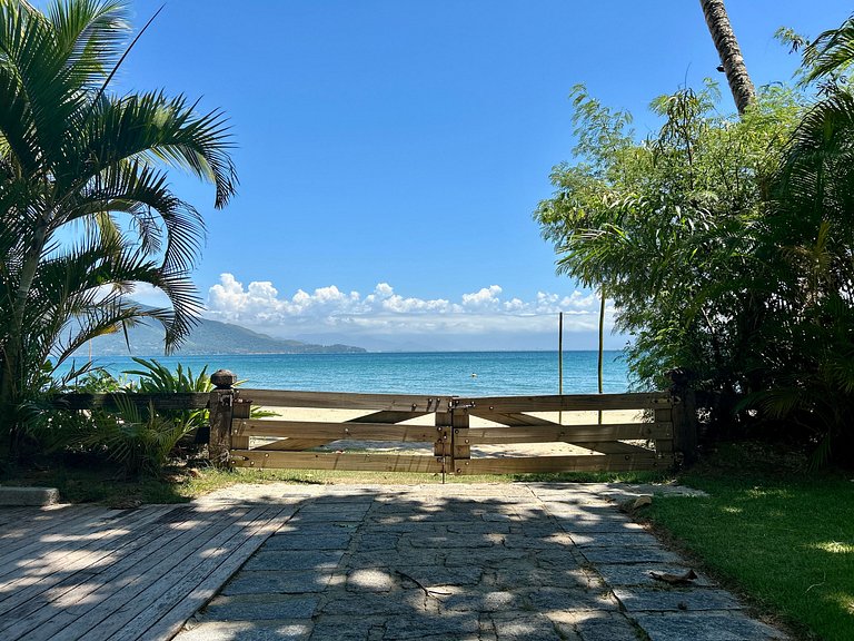 Casa em condomínio pé na areia, com área gourmet