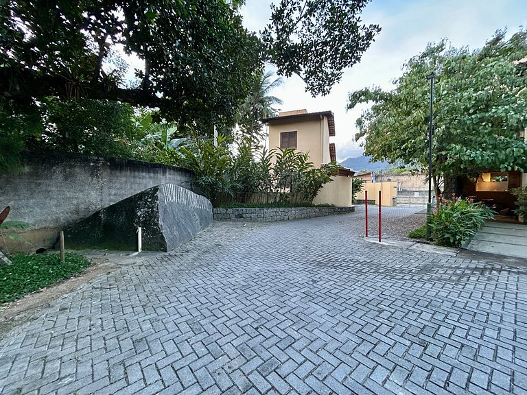 Casa em condomínio, localização incrível!