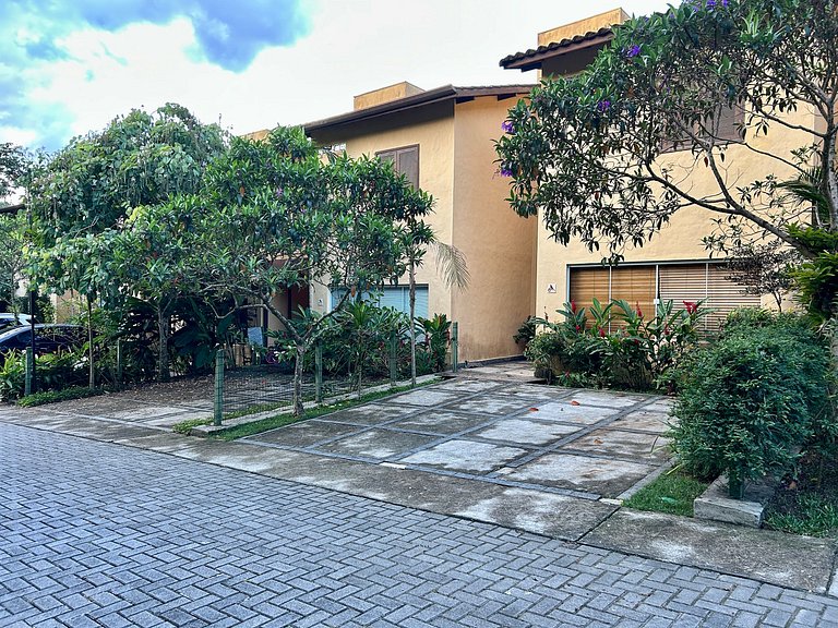 Casa em condomínio, localização incrível!