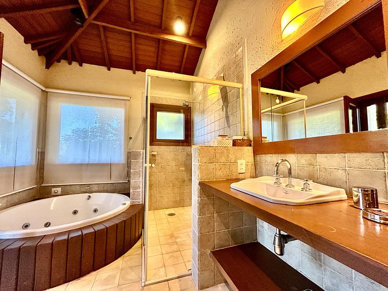 Casa em condomínio, piscina e espaço gourmet