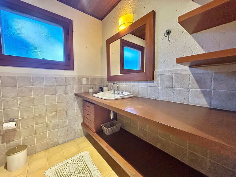 Casa em condomínio, piscina e espaço gourmet
