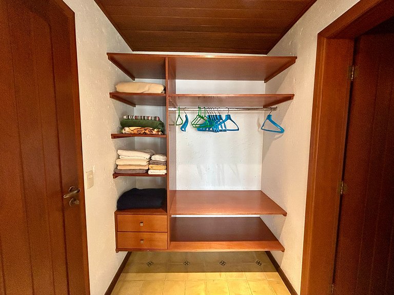 Casa em condomínio, piscina e espaço gourmet