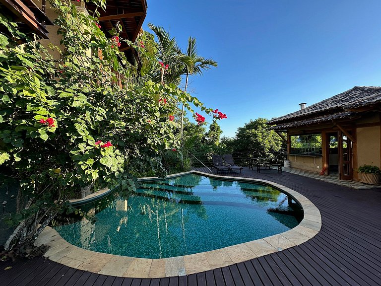 Casa em condomínio, piscina e espaço gourmet