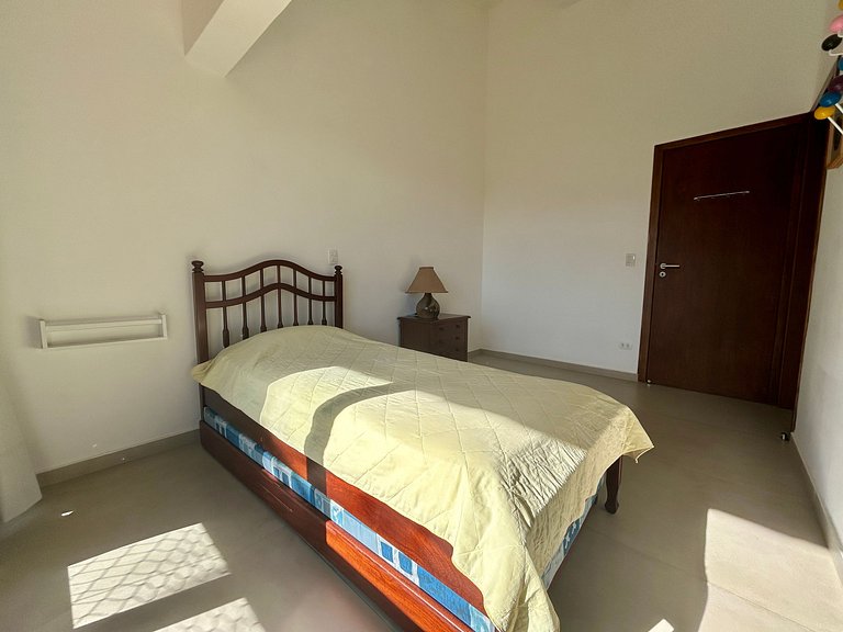 Casa em condomínio pé na areia - 40m da praia