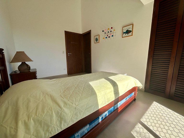Casa em condomínio pé na areia - 40m da praia