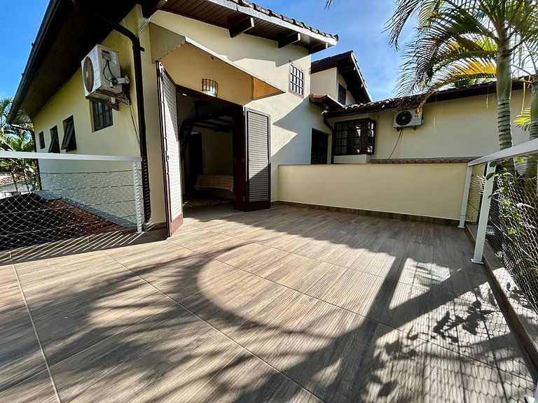 Casa em condomínio pé na areia - 40m da praia