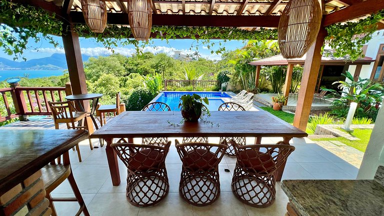 Piscina, churrasqueira, vista mar e montanha