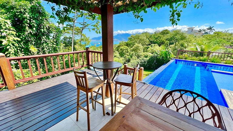 Piscina, churrasqueira, vista mar e montanha