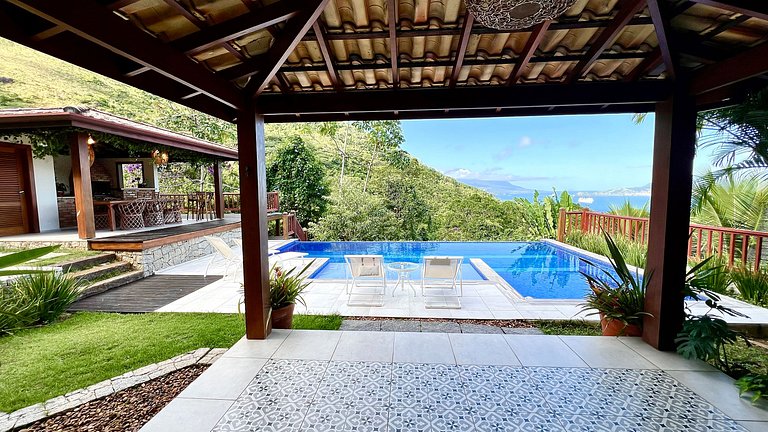 Piscina, churrasqueira, vista mar e montanha