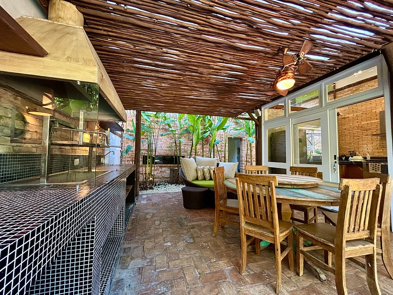 Condomínio na Vila a poucos passos do YTC