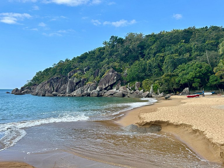 Casa Caiçara Autêntica com Conforto e Natureza Exuberante