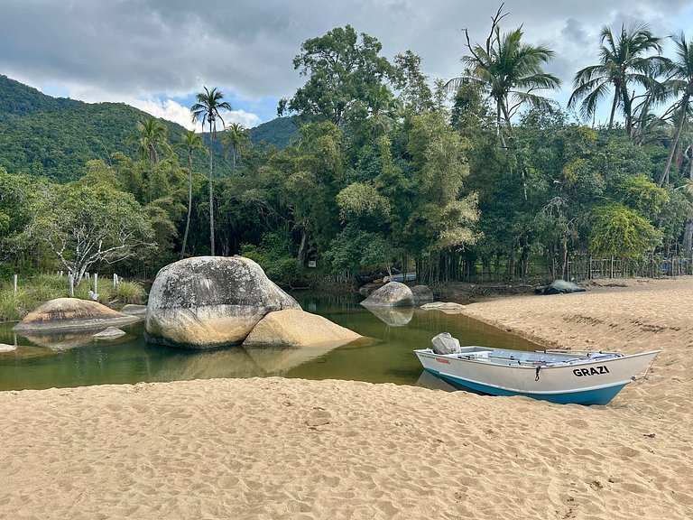 Casa Caiçara Autêntica com Conforto e Natureza Exuberante