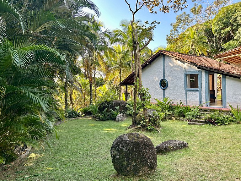 Casa Caiçara Autêntica com Conforto e Natureza Exuberante